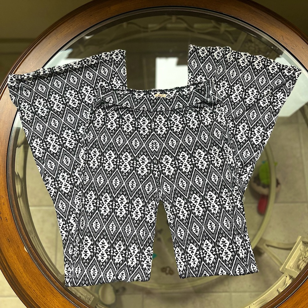 🖤HOLLISTER🖤- Black and White Pattern Flare Leggings - size S